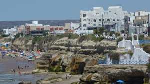 Por mareas extraordinarias, cerrarán algunas bajadas a la playa en Las Grutas