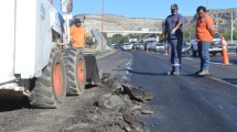 Imagen de Retiran ondulación de la ruta 22 en el ingreso a Villa Regina