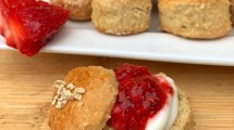 Imagen de Scones de avena con mermelada de frutos rojos