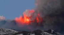 Imagen de Etna volvió a erupcionar y levantó una columna de humo sorprendente