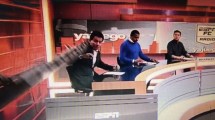 Imagen de En vivo, un periodista de ESPN sufrió un accidente con una pantalla