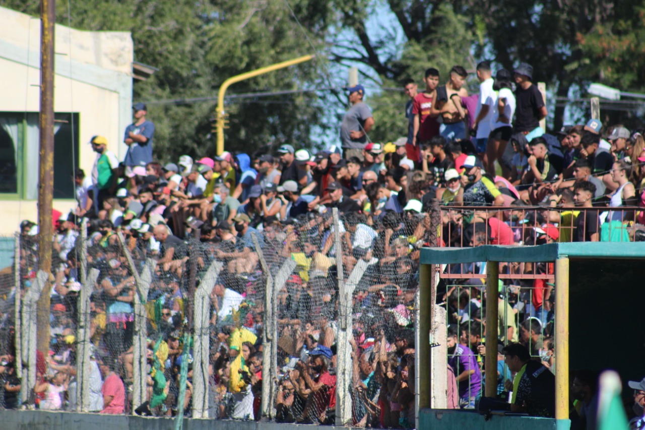 Las tribunas estuvieron repletas en el clásico zapalino. (Foto: Gentileza Daniel Signorile)