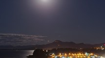 Imagen de Luna llena sobre el Nahuel Huapi: mirá esta increíble postal de Bariloche