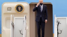 Imagen de Joe Biden sufrió una caída cuando subía al avión presidencial