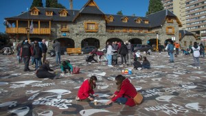 El 24 de Marzo habrá repintada de pañuelos y marchas por el Día de la Memoria en Bariloche