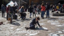 Imagen de Pintaron pañuelos en el Centro Cívico, una tradición del Día de la Memoria en Bariloche