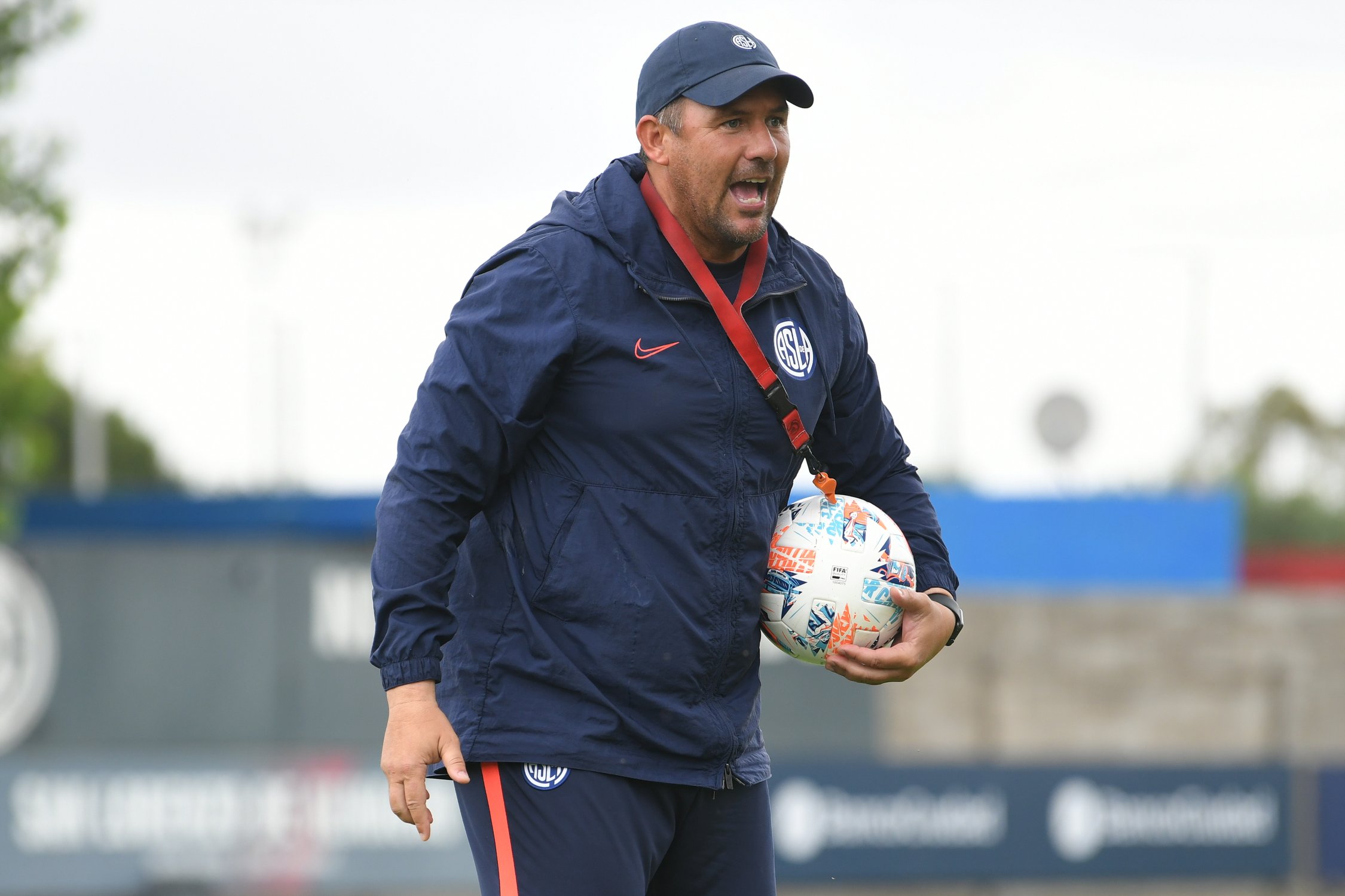 Diego Dabove, entrenador de San Lorenzo, debe dar respuestas luego de dos duras derrotas en la Copa de la Liga. El clásico de hoy ante Huracán será crucial para su futuro en el Ciclón.