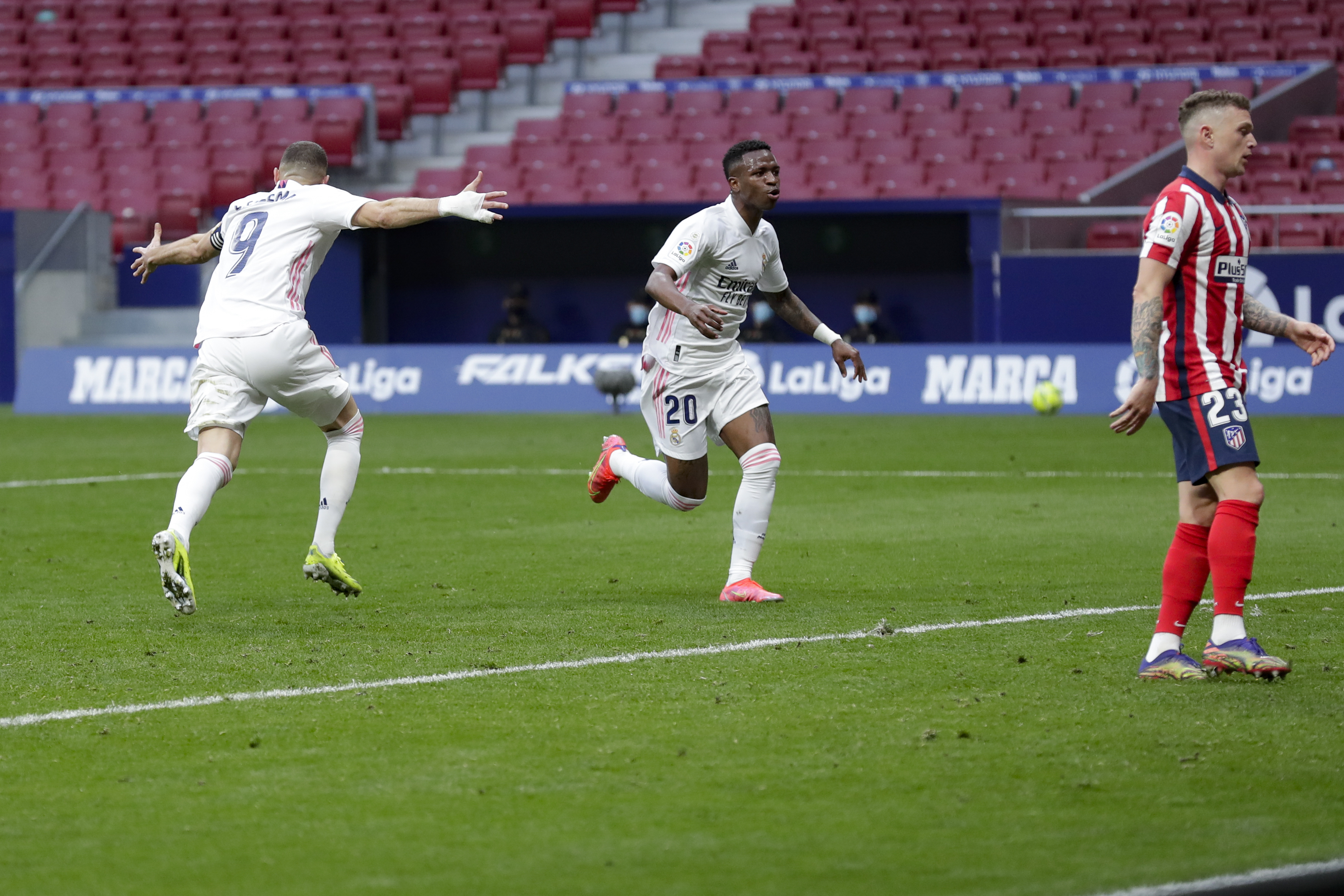 Benzema le ahogó el festejo al Atlético sobre el cierre. (Foto: AP)