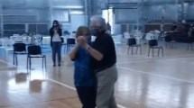 Imagen de Cumplían 57 años de casados, fueron a vacunarse y bailaron un vals que emocionó a todos