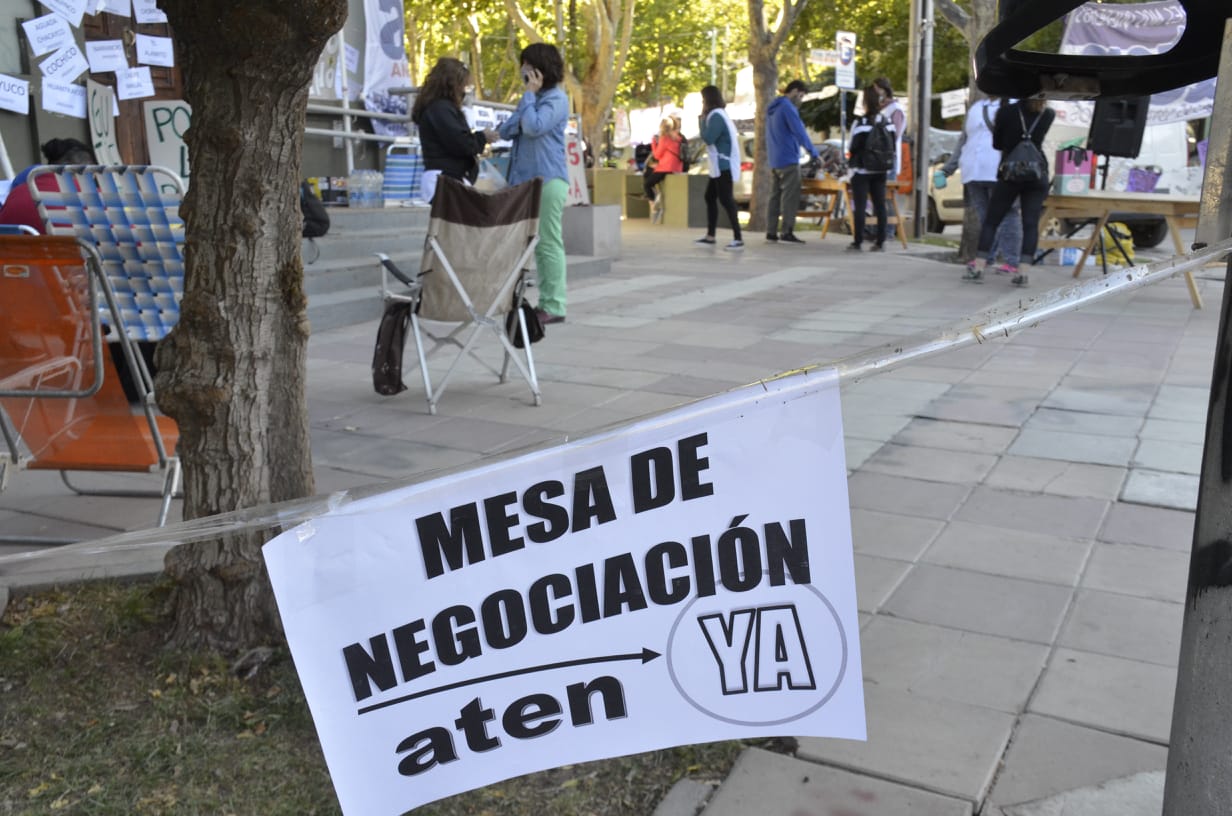 Docentes aguardan en casa de Gobierno una nueva instancia de negociación. Foto: Yamil Regules