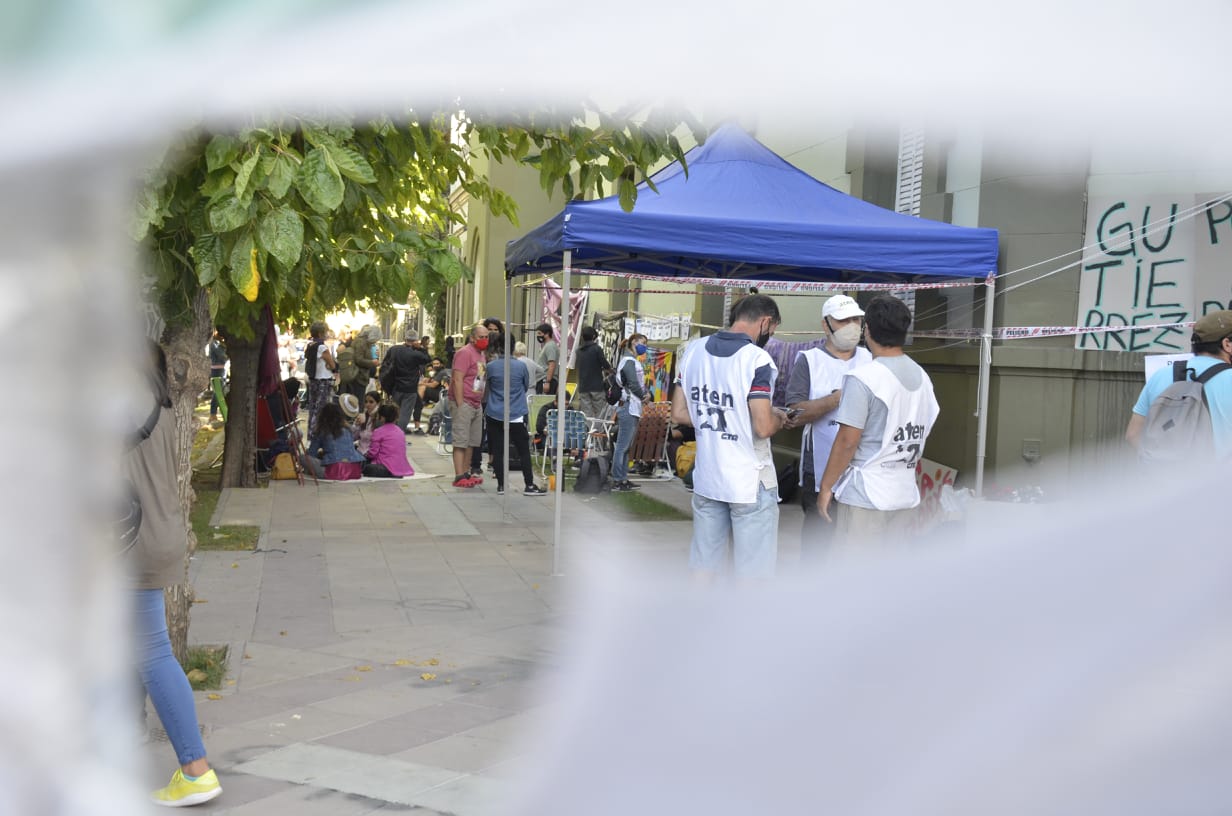 El gremio docente se instaló esta semana frente en la Casa de Gobierno con un acampe. Foto: Yamil Regules.