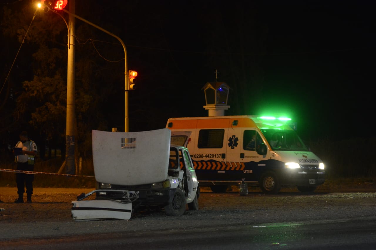 El accidente se produjo a las 21:45 en la intersección de Ruta 22 y Vintter en Roca. Foto: Andrés Maripe. 