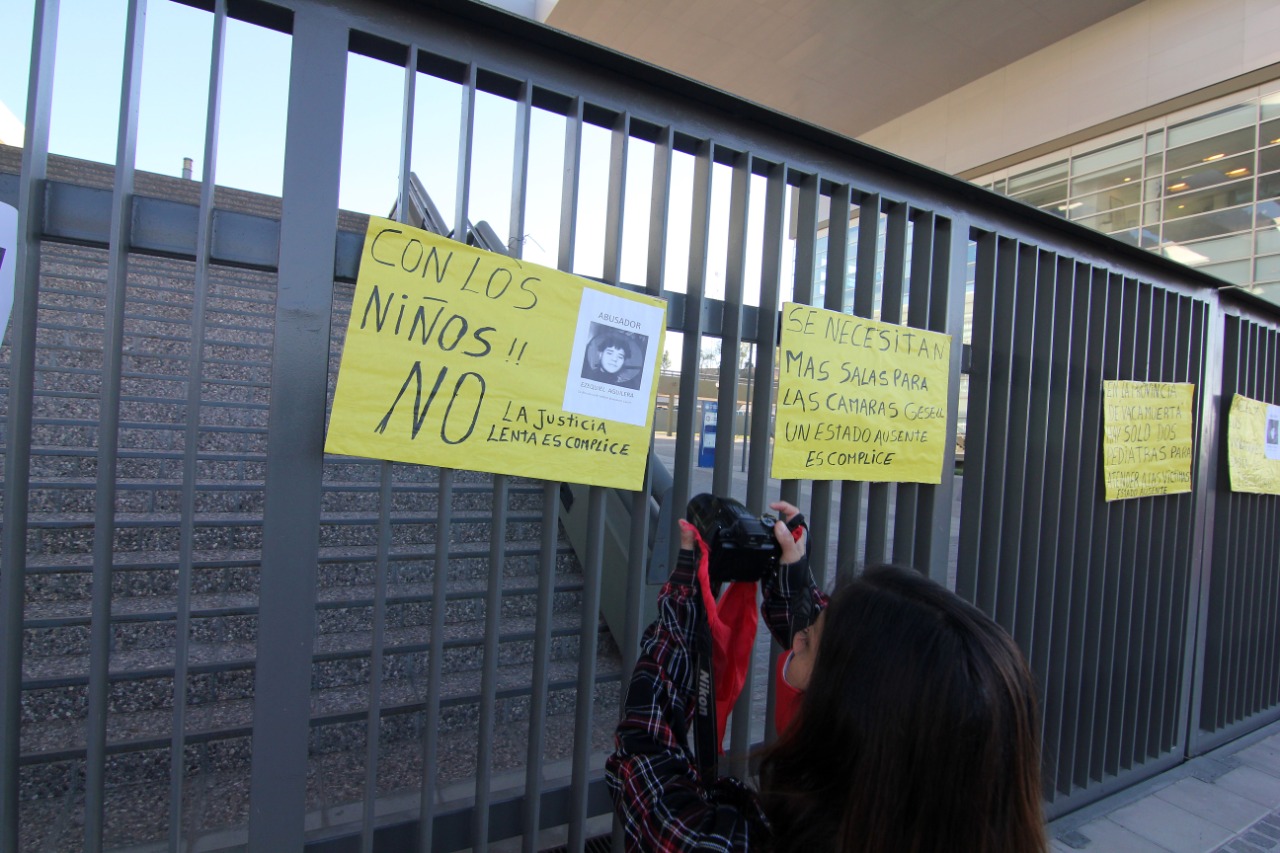 Esta mañana, un nutrido grupo de mujeres se concentró frente a la Ciudad Judicial para pedir que se tomen acciones sobre el caso. (Oscar Livera).-