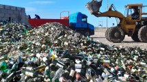 Imagen de Salió un cargamento de más de 30.000 kilos de vidrio de la planta de reciclado de GIRSU de Viedma