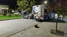 Imagen de Un auto chocó un motor home estacionado en El Bolsón: murió una mujer