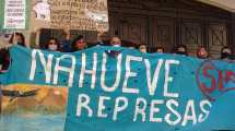 Imagen de Manifestantes que buscan frenar la represa del Nahueve protestaron en el TSJ de Neuquén