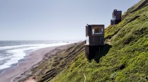 Imagen de Dos cabañas enclavadas en una pendiente frente al paraíso del windsurf