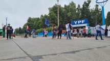 Imagen de Docentes de Cutral Co y Plaza Huincul se manifiestan en la refinería de YPF