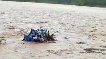 Imagen de Buscan a personas desaparecidas en el río Bermejo que querían cruzar la frontera en un gomón