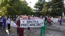 Imagen de Hospitalarios, UPCN y autoconvocados manifiestan frente al Centro Cultural