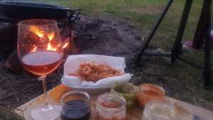 Langostinos fritos rebozados en panko: cocina con amigos en una bodega de Mainqué