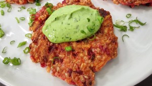 Torrejas de arroz integral y remolacha con mayonesa de perejil