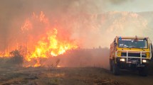 Imagen de Lago Puelo pide que los vecinos avisen si se autoevacuaron por el incendio