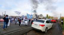 Imagen de Por «sueldos dignos», UPCN cortó la Ruta 22 a la altura de Roca