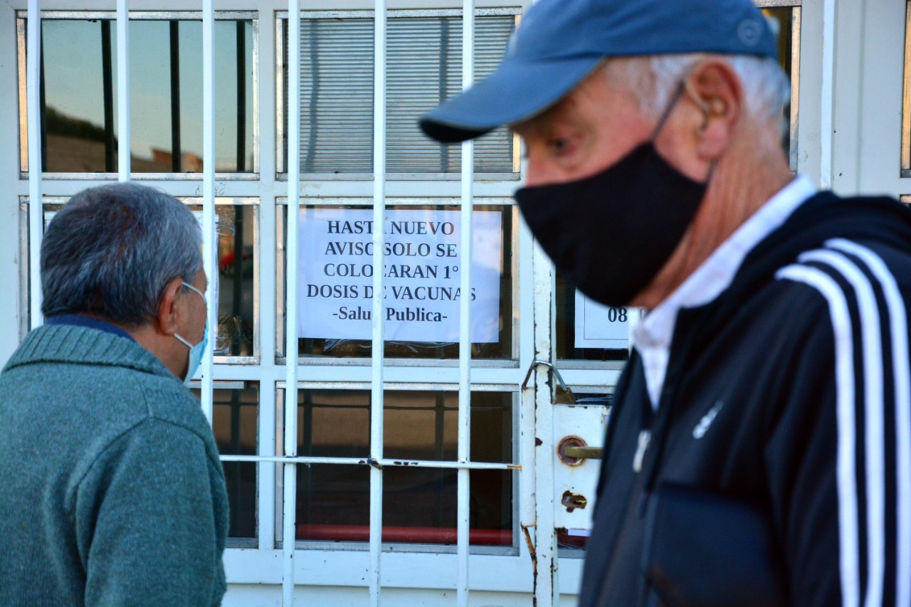 La convocatoria es para recibir la primera dosis de la vacuna. Foto: Marcelo Ochoa.