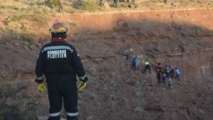 Rescataron a un nene que se cayó diez metros de una barda de Plottier