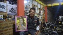 Imagen de “Mataron a mi hija pero todavía salgo en moto a buscarla”