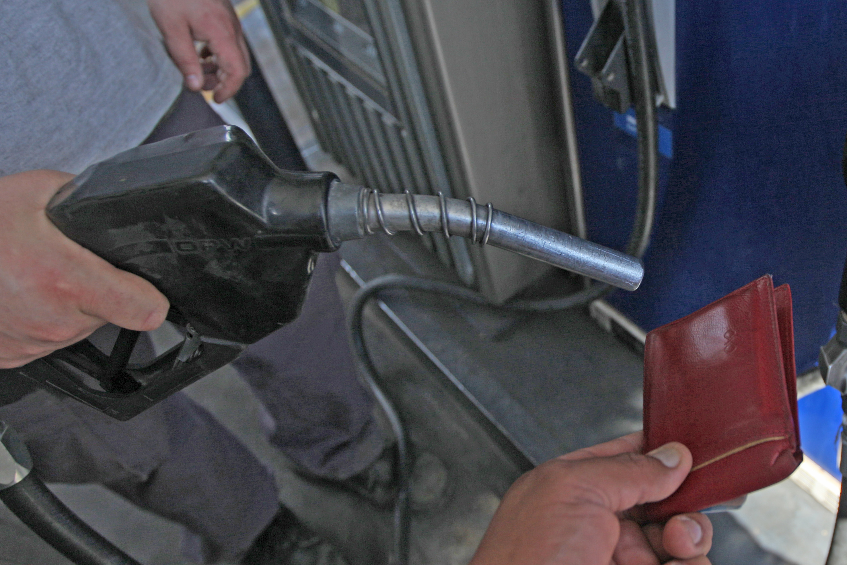 Esperan camiones con combustible por las rutas alternativas. Foto: archivo