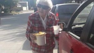 Vecina de Junín regaló refrescos a conductores que hacían cola en la estación de servicio