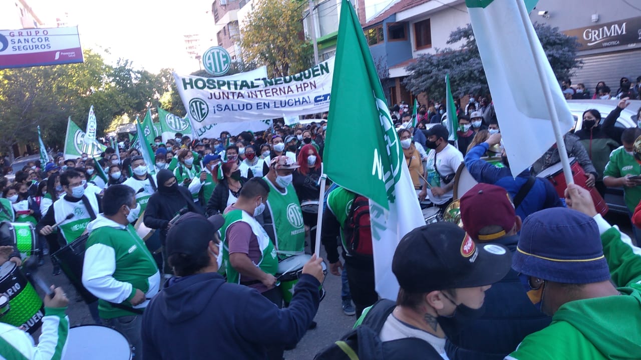 ATE se movilizó este jueves a la Casa de Gobierno de Neuquén. Foto: Yamil Regules. 