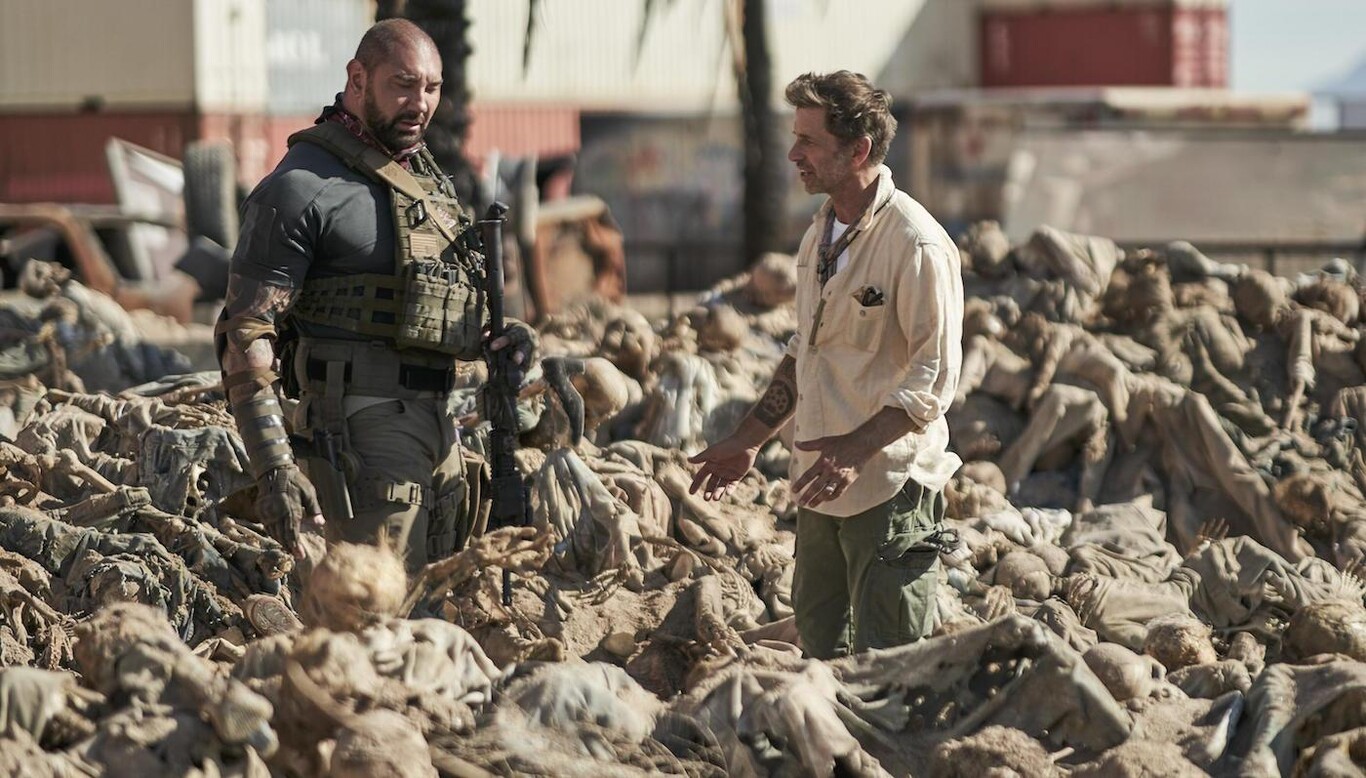 El director Zack Snyder, junto s Dave Bautista, rodeados de muertos, en pleno set de filmación.