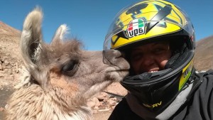 Aldana recorre sola la ruta 40 en moto: «En mi locura encontré mi libertad»