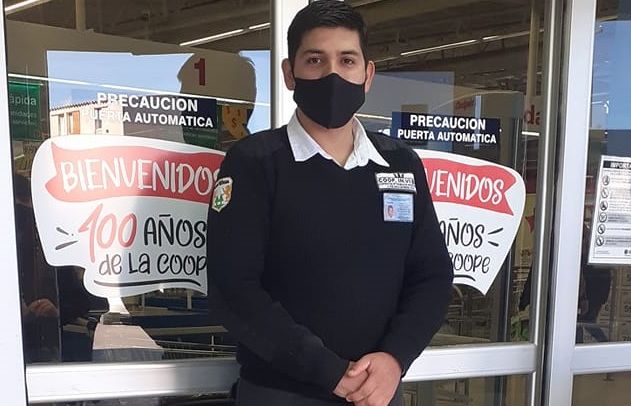 El guardia de seguridad de la sucursal de Viedma de la Cooperativa Obrera que encontró la suma de dinero.