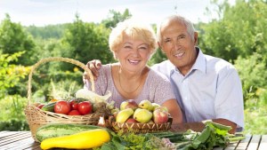 Las personas mayores pueden enfrentar al coronavirus con una alimentación saludable