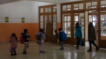 Imagen de Entregan frutas del Valle a 3.500 chicos de Bariloche que tenían comedor en la escuela