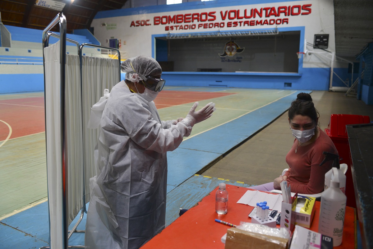 El hospital Ramón Carrillo sumó un nuevo centro de testeos rápidos para menores de 40 años con síntomas, en el gimnasio de Bomberos. Foto: Alfredo Leiva