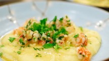 Imagen de Audio receta de polenta cremosa con langostinos salteados por Emmanuel Leiva