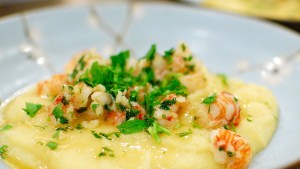 Audio receta de polenta cremosa con langostinos salteados por Emmanuel Leiva