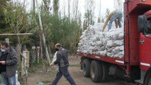 Ya reparten leña y recargan garrafas a familias que lo necesitan en Roca