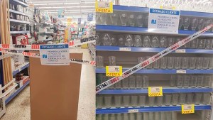 Taparon las góndolas de productos no esenciales en supermercados de Neuquén