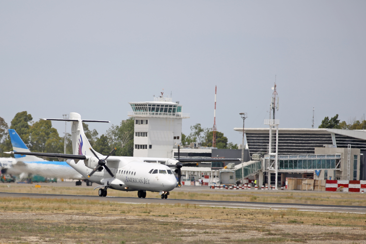 Neuquén quiere tentar al concesionario del aeropuerto o bien firmar una adenda par el ingreso de otro operador. Foto: Juan Thomes