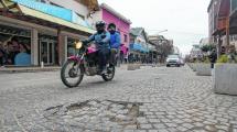 Imagen de Usan los adoquines de la calle Mitre para las veredas de un gimnasio de Bariloche