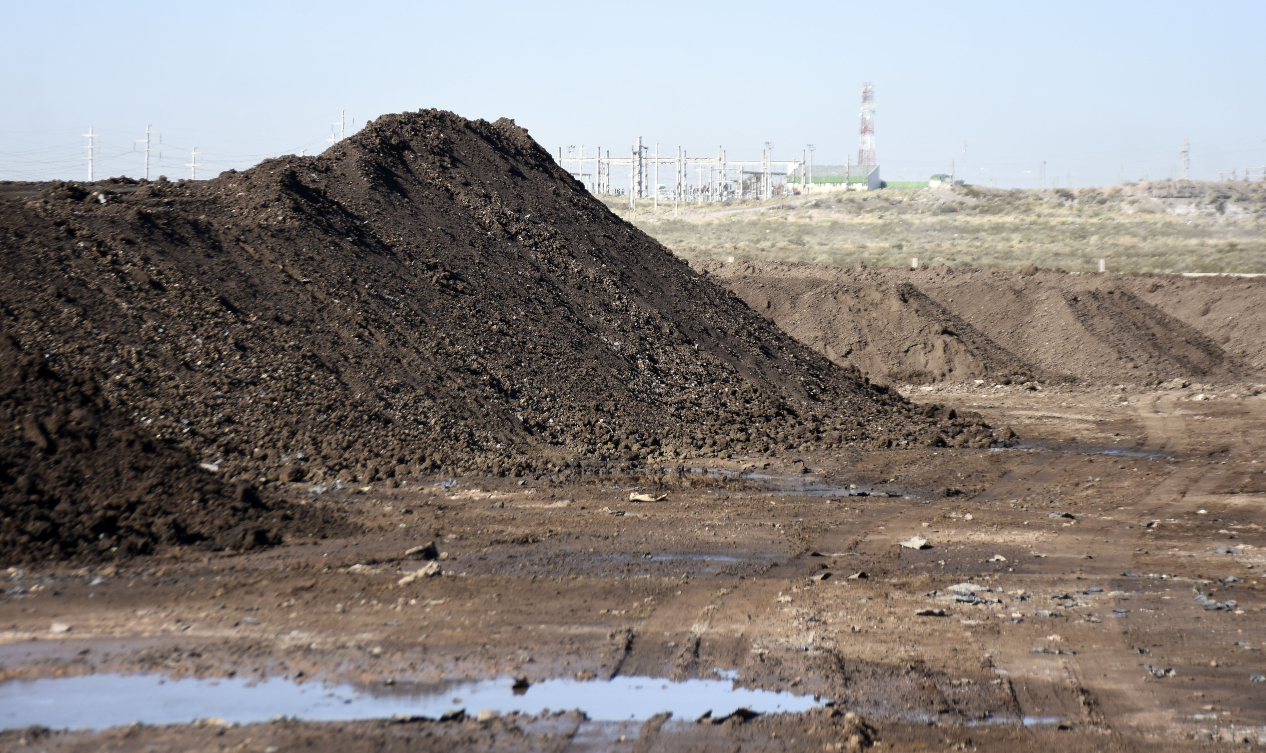 Se utilizaría tierra que tenga menos de 1% de hidrocarburo que es lo que Ambiente lo considera biorremediado. (Foto: Florencia Salto)