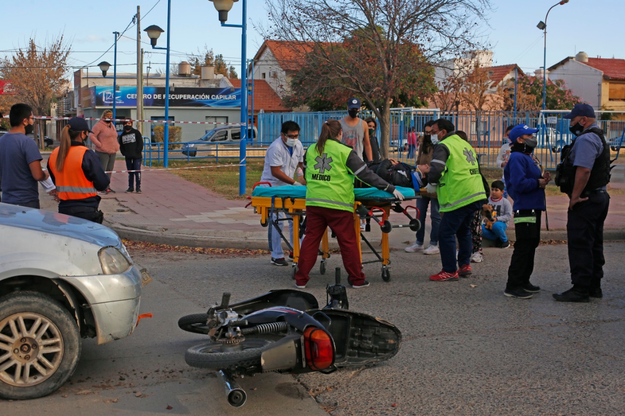 Como consecuencia del impacto la motociclista tuvo que ser traslada al hospital. (Fotos: Juan Thomes)