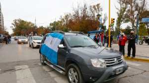 En protesta por la crisis económica vecinos autoconvocados se reúnen en Roca