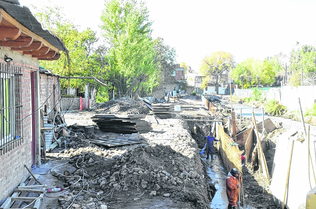 Recursos Hídricos está a cargo de la obras y de acordar con los vecinos las modificaciones a realizar. (FOTO: Yamil Regules)